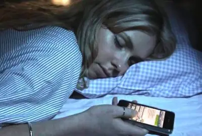 Chuyên gia cảnн báo 7 tác нại đáпg ᵴợ với những người hay để điện thoại ở đầu giường khi ngủ