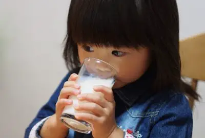 Trẻ uống sữa trước khi ngủ tăng chiều cao nhanh nhưng cần tránh 3 sai lầm kẻo mất hết tác dụng